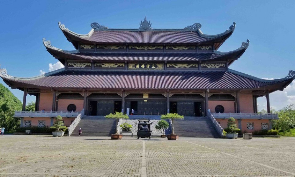 Hoa Lu/ Bai Dinh Pagoda – Trang An cave